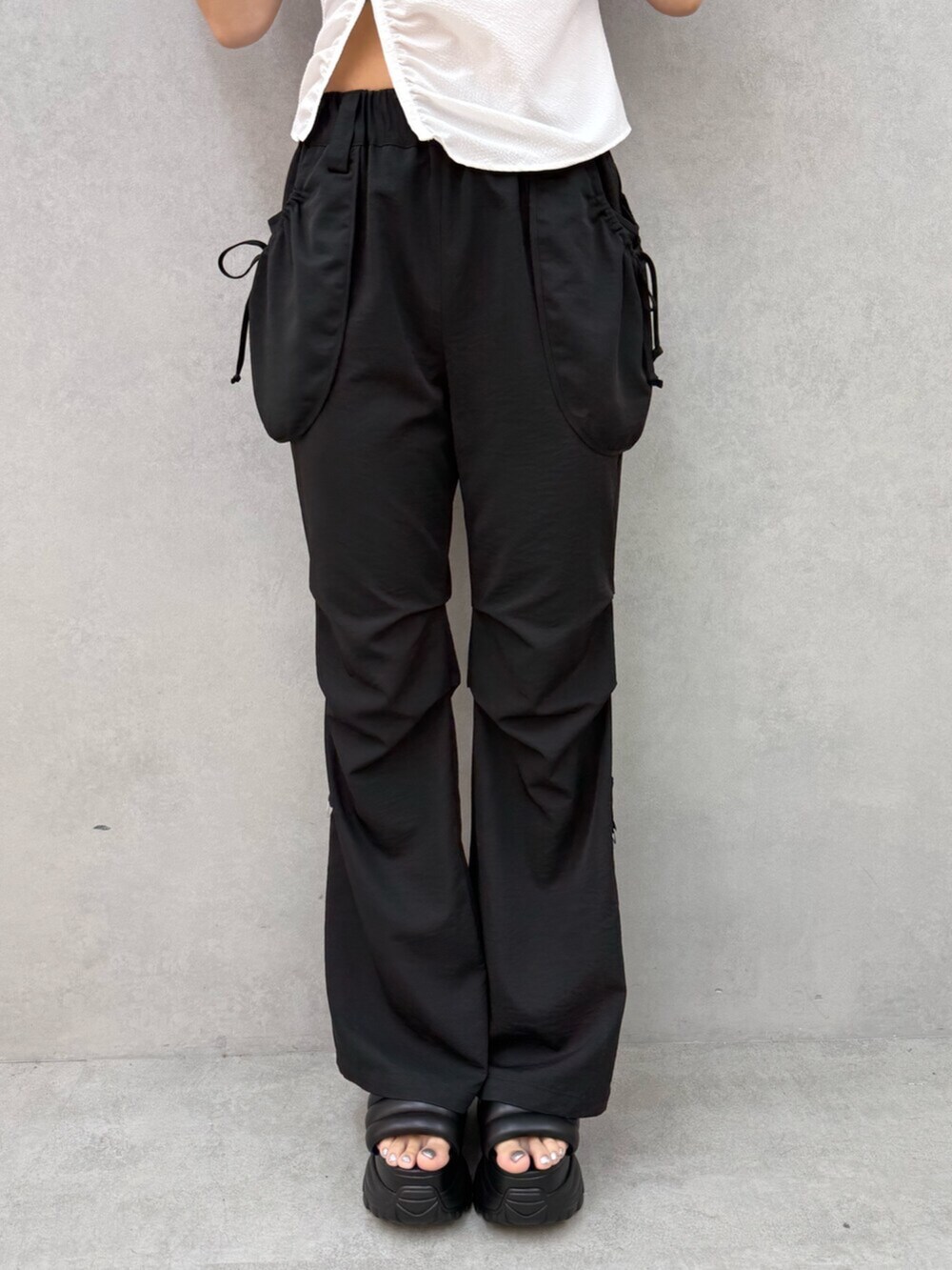 ブラック系のTシャツ/カットソー、ブラック系のサンダル、ブラック系のTシャツ/カットソーを着用したレディースの夏コーディネートの7枚目の写真