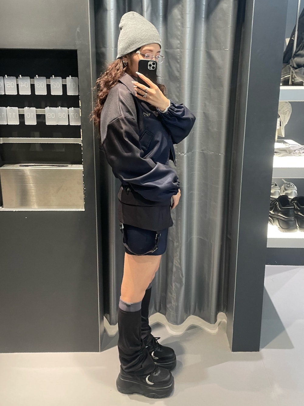 ブルー系のブルゾン、グレー系のニット/セーター、ブルー系のスカートを着用したレディースの冬コーディネートの2枚目の写真