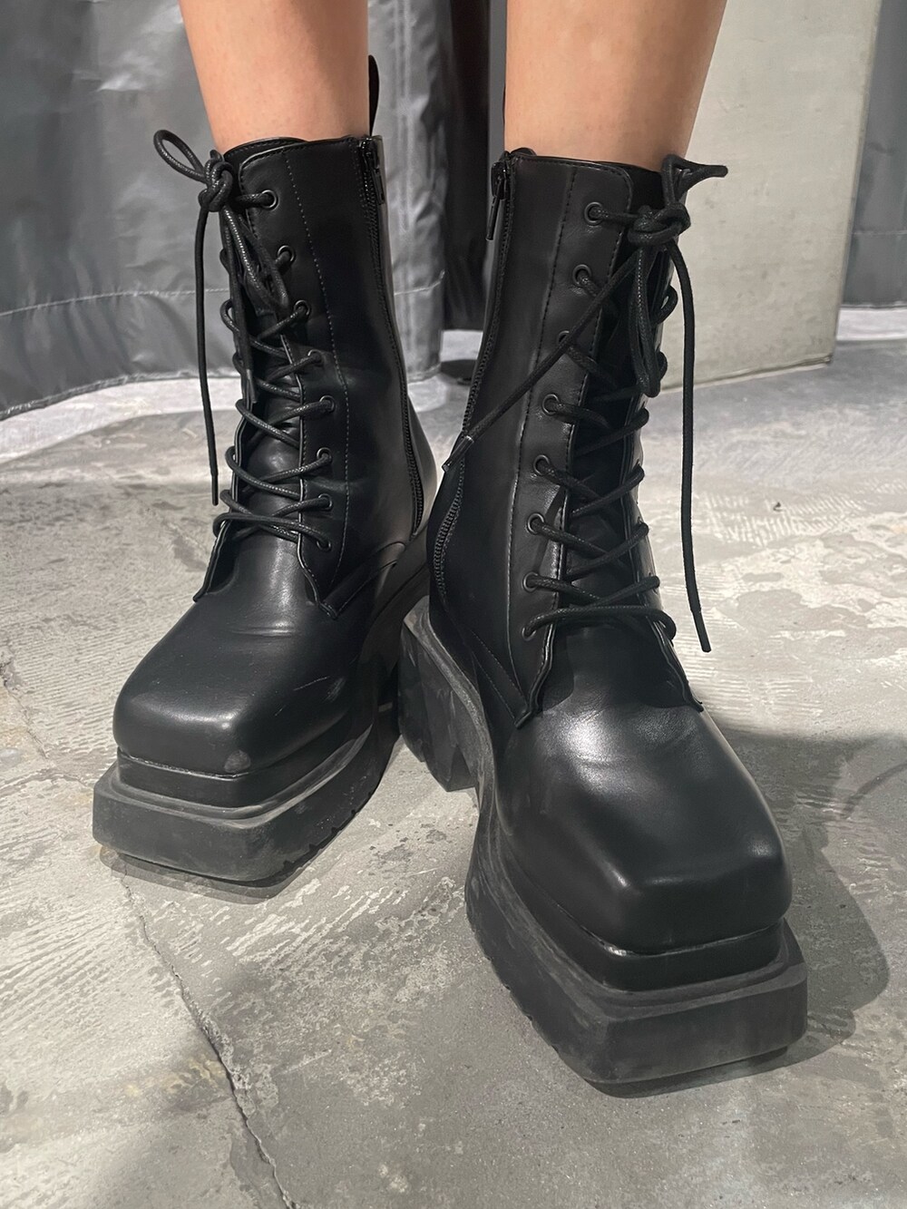 その他のタンクトップ、シルバー系のその他パンツ、ブラック系のハンドバッグを着用したレディースの春コーディネートの9枚目の写真