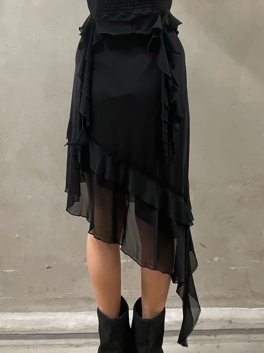 ブラック系のTシャツ/カットソー、ブラック系のニット/セーター、ブラック系のスカートを着用したレディースの春コーディネートの9枚目の写真