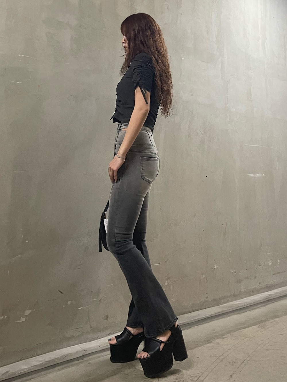 ブラック系のシャツ/ブラウス、ブラック系のデニムパンツ、ブラック系のハンドバッグを着用したレディースの春コーディネートの2枚目の写真