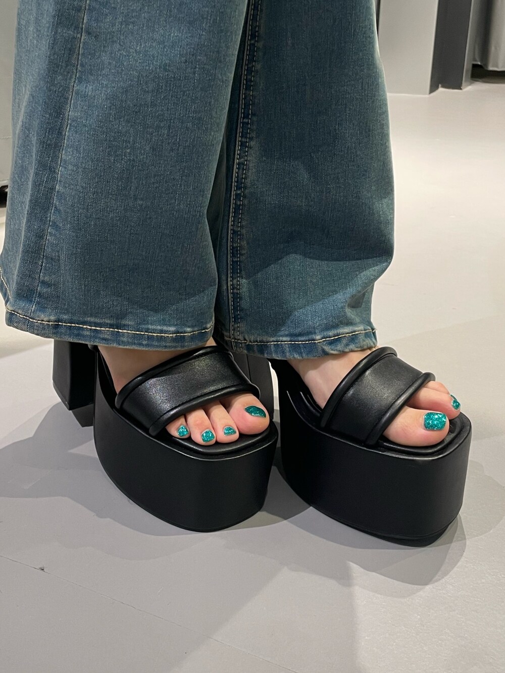 グレー系のつなぎ/オールインワン、ブラック系のサンダル、シルバー系のネックレスを着用したレディースの夏コーディネートの9枚目の写真