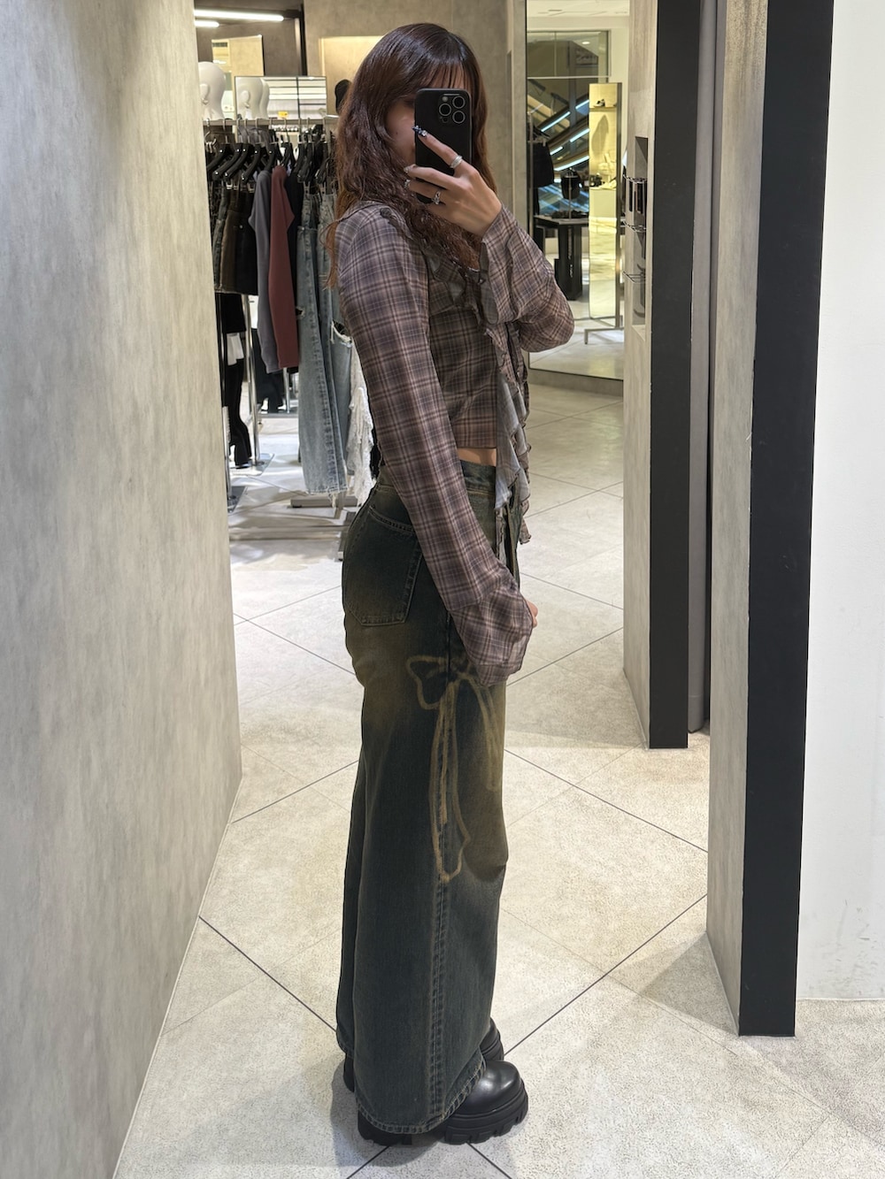 ベージュ系のシャツ/ブラウス、ブラック系のキャミソール、ブルー系のデニムパンツを着用したレディースの秋コーディネートの2枚目の写真