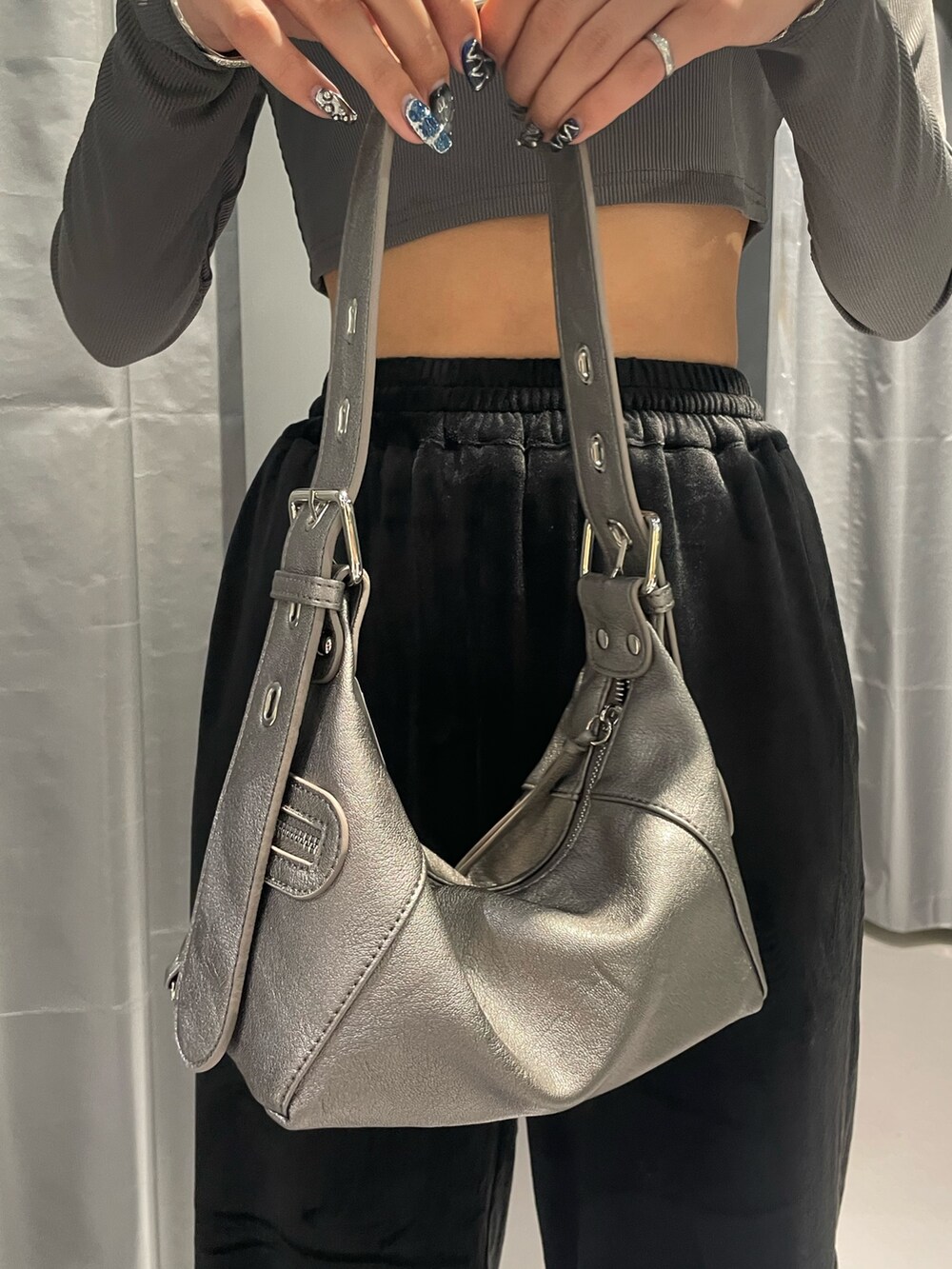 その他のTシャツ/カットソー、ブラック系のデニムパンツ、シルバー系のハンドバッグを着用したレディースの夏コーディネートの10枚目の写真