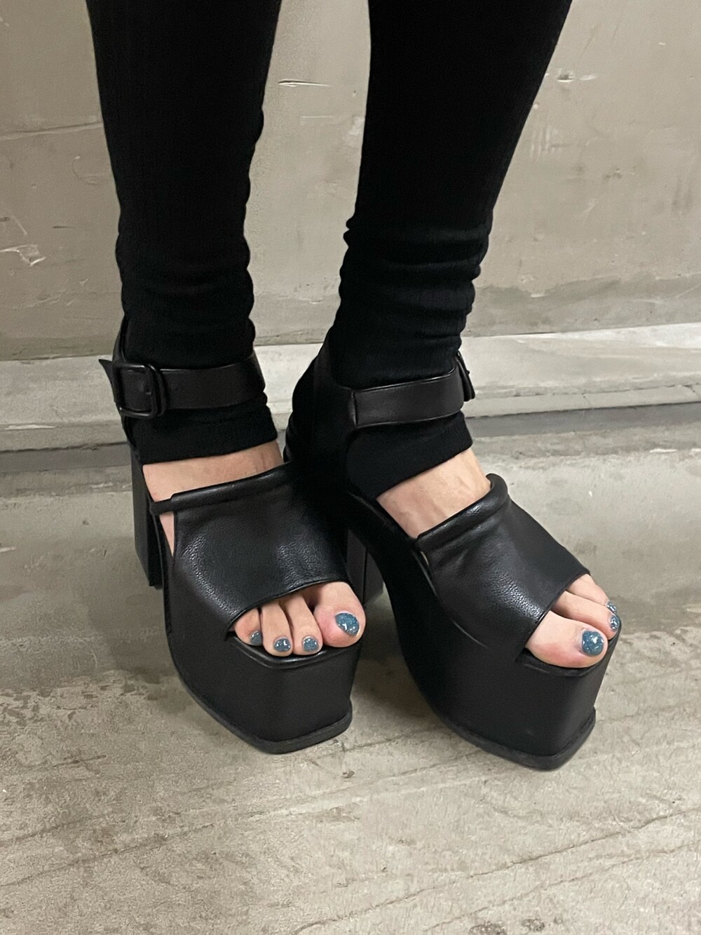 ブラック系のニット/セーター、ブラック系のシャツ/ブラウス、ブラック系のデニムパンツを着用したレディースの春コーディネートの8枚目の写真