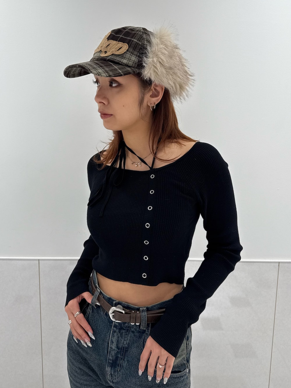 ブラック系のニット/セーター、ブルー系のデニムパンツ、ブラック系のブーツを着用したレディースの冬コーディネートの4枚目の写真