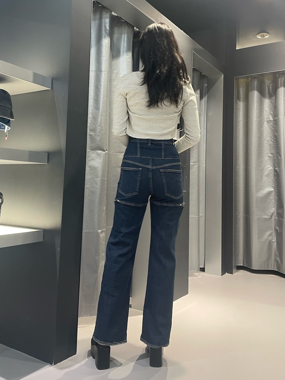 その他のTシャツ/カットソー、ブルー系のデニムパンツ、ブラック系のサンダルを着用したレディースの春コーディネートの3枚目の写真