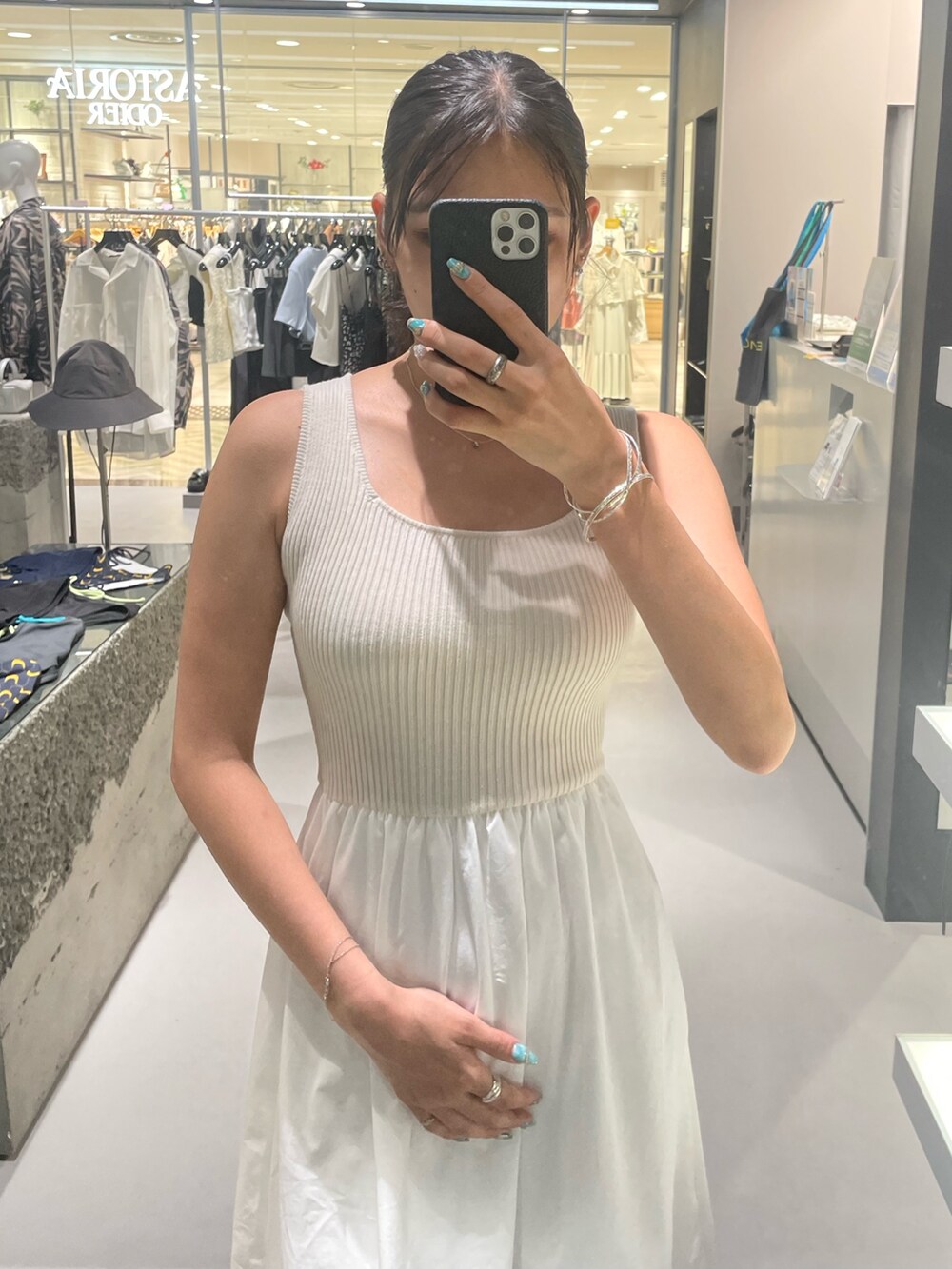 ホワイト系のワンピース、ホワイト系のサンダル、シルバー系のネックレスを着用したレディースの夏コーディネートの3枚目の写真