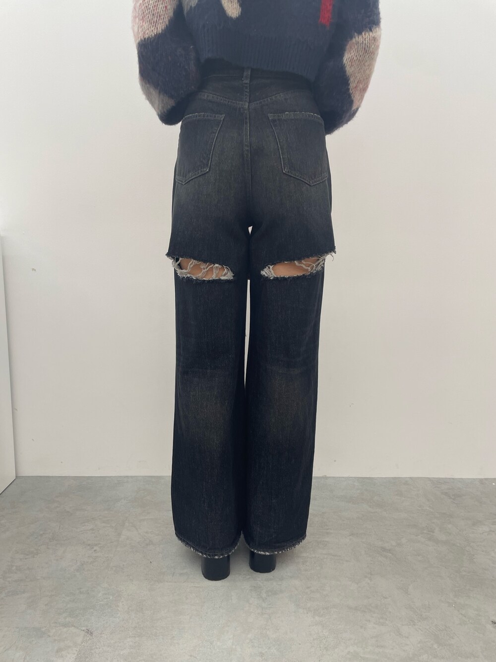 その他のTシャツ/カットソー、ブラック系のデニムパンツ、シルバー系のハンドバッグを着用したレディースの夏コーディネートの9枚目の写真