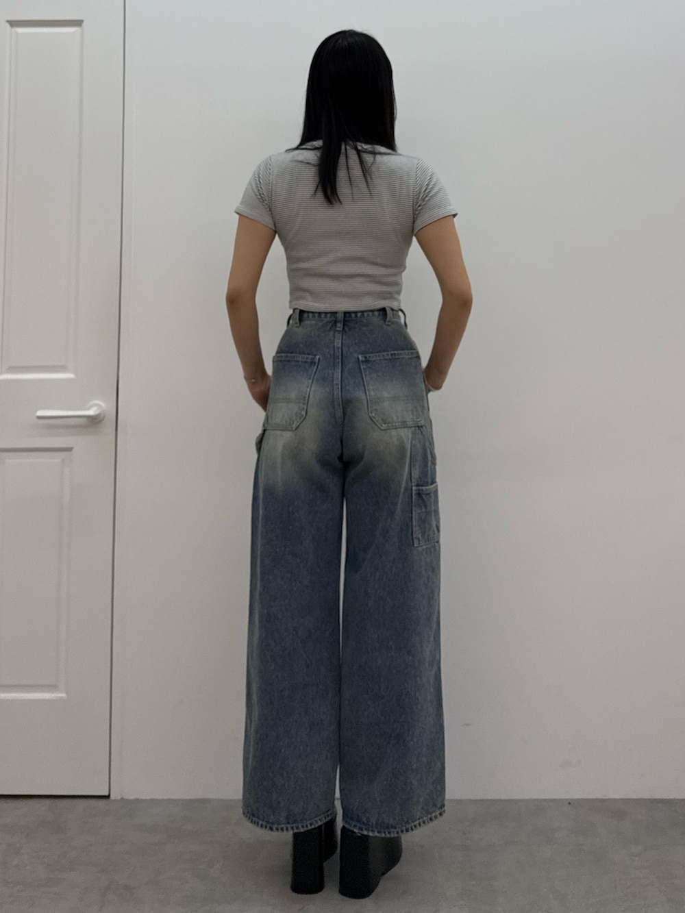 ブラック系のサンダル、ブルー系のデニムパンツ、ホワイト系のTシャツ/カットソーを着用したレディースの春コーディネートの3枚目の写真