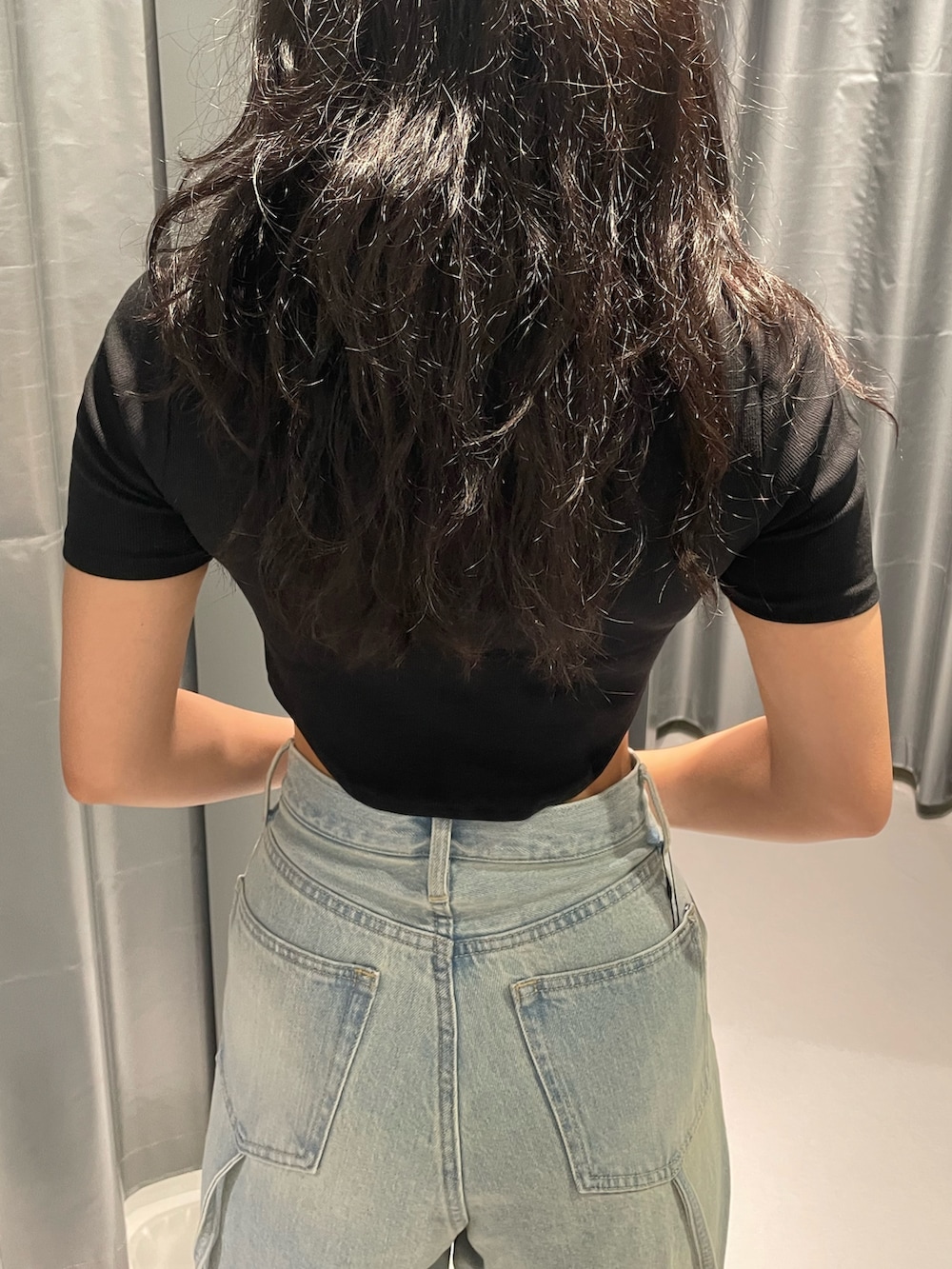 ブラック系のTシャツ/カットソー、ブルー系のデニムパンツ、ブラック系のショルダーバッグを着用したレディースの夏コーディネートの6枚目の写真