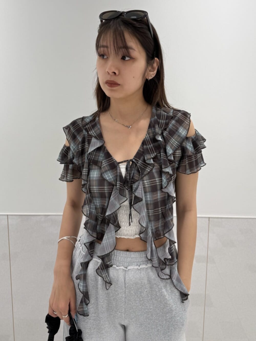 ブラック系のサンダル、グレー系のスウェットパンツ、ブラウン系のTシャツ/カットソーを着用したレディースの夏コーディネートの4枚目の写真