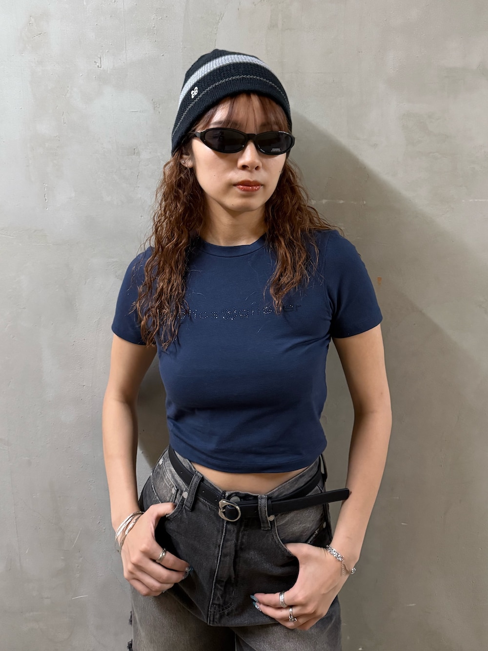 ブルー系のTシャツ/カットソー、ブラック系のデニムパンツ、ブラック系のサンダルを着用したレディースの夏コーディネートの4枚目の写真