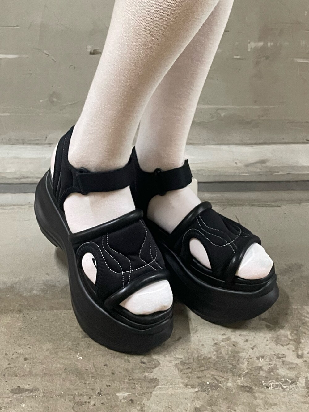 グリーン系のタンクトップ、ブルー系のデニムパンツ、ブラック系のハンドバッグを着用したレディースの夏コーディネートの9枚目の写真