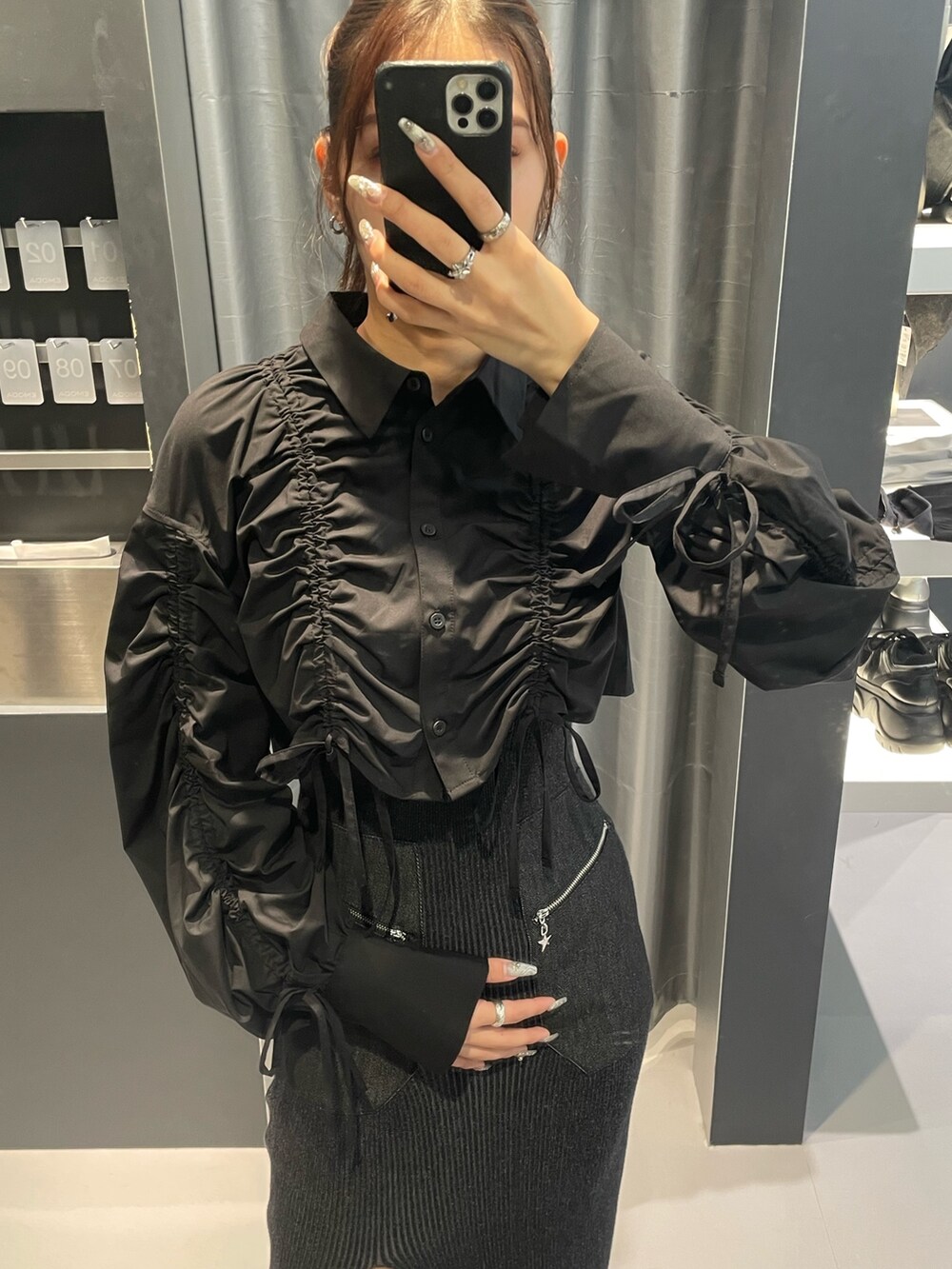 「EMODA、ブラックコーデ、ブラック、高身長コーデ、骨格ストレート、着回しコーデ、ワンピース、ワンピーススタイル、シャツコーデ、シャツスタイル、春コーデ、厚底ブーツ、ミドルブーツ、高身長女子、モードカジュアル」｜「EMODAのストリングリボンショートシャツ（シャツ/ブラウス、ブラック系）」を使った、菅谷レイナさん（レディース・168cm）の春コーディネートの4枚目の写真