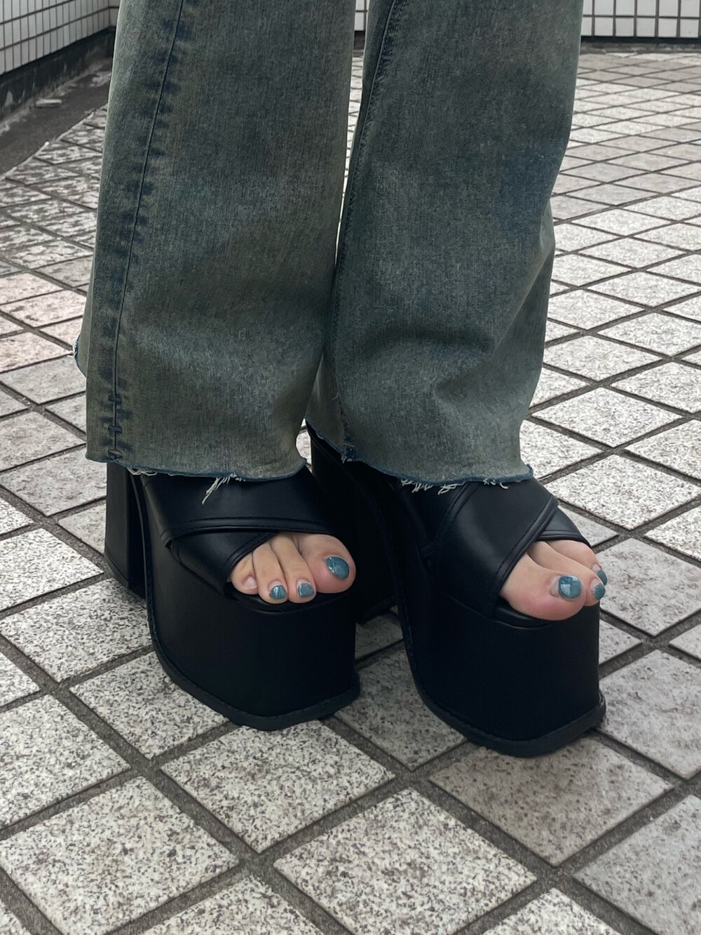 ブラウン系のワンピース、ブラック系のデニムパンツ、ブラック系のサンダルを着用したレディースの夏コーディネートの10枚目の写真