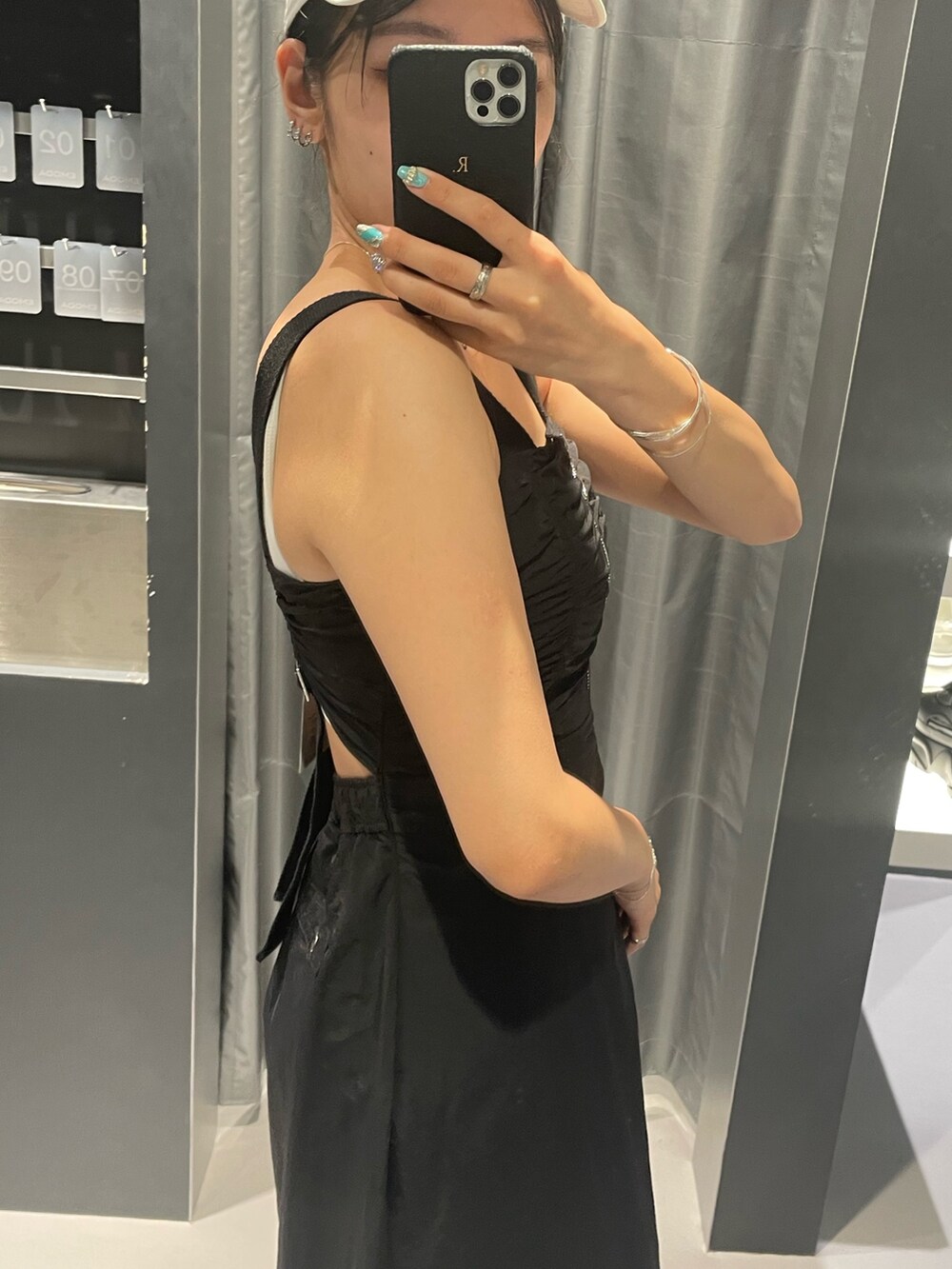 ブラック系のワンピース、ブラック系のサンダル、シルバー系のネックレスを着用したレディースの夏コーディネートの5枚目の写真