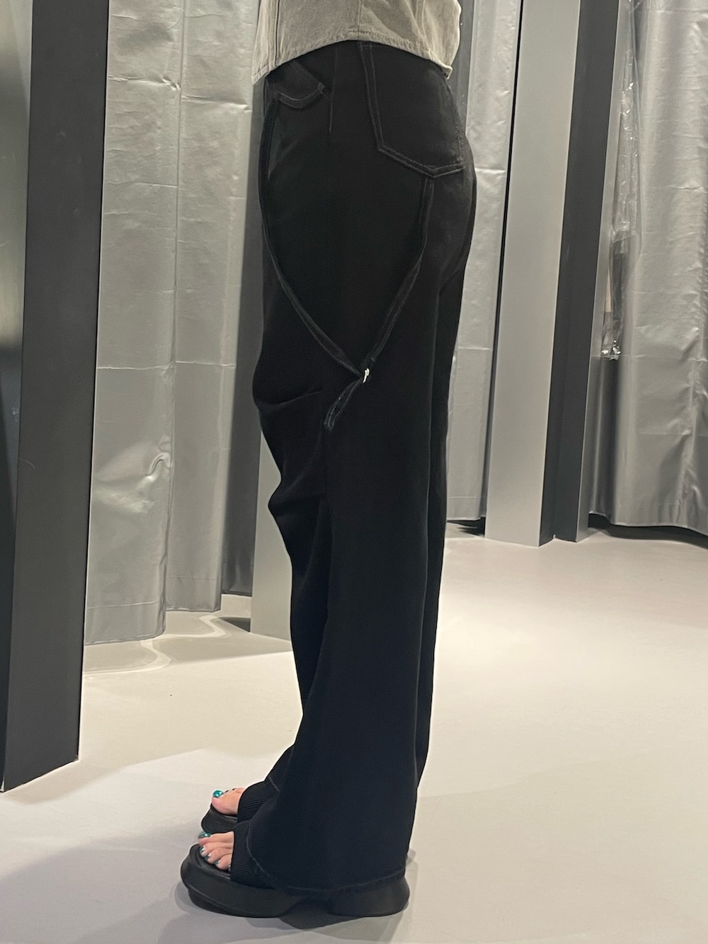 ブラック系のTシャツ/カットソー、ブラック系のデニムパンツ、ブラック系のサンダルを着用したレディースの夏コーディネートの7枚目の写真