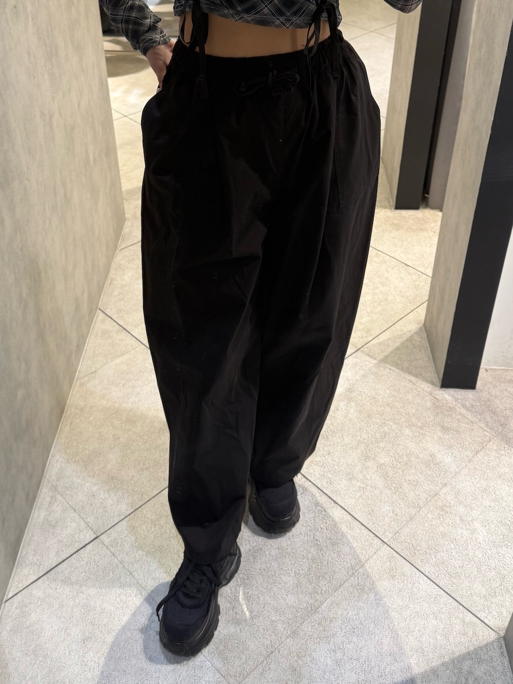 ブラック系のTシャツ/カットソー、ブラック系のその他パンツ、ブラック系のスニーカーを着用したレディースの春コーディネートの5枚目の写真