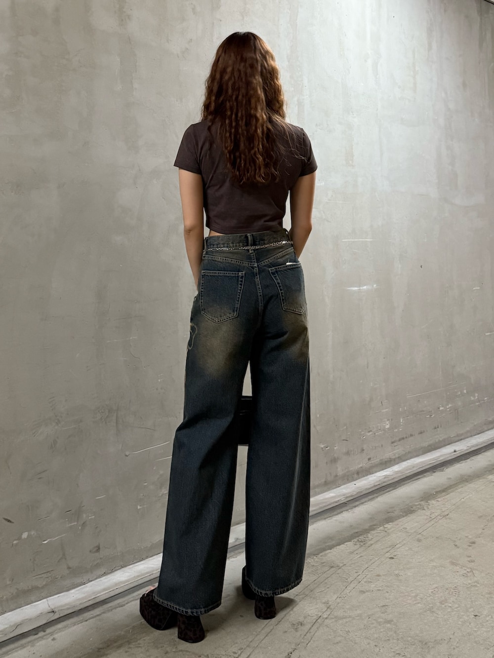 ブラウン系のTシャツ/カットソー、ブルー系のデニムパンツ、ブラウン系のサンダルを着用したレディースの夏コーディネートの3枚目の写真