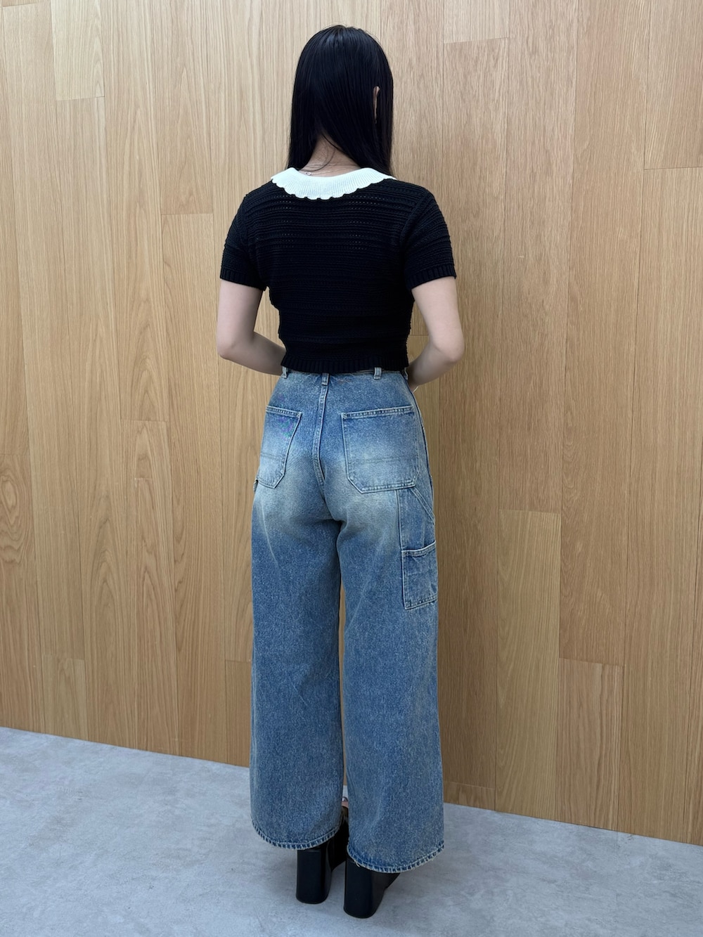ブラック系のサンダル、ブルー系のデニムパンツ、ブラック系のニット/セーターを着用したレディースの春コーディネートの3枚目の写真