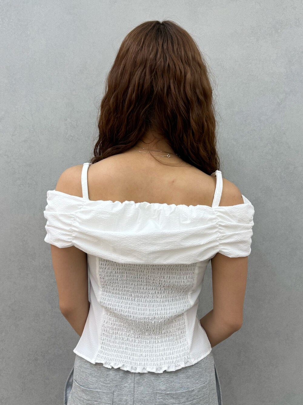 ホワイト系のTシャツ/カットソー、ブラック系のその他パンツ、ブラック系のサンダルを着用したレディースの夏コーディネートの6枚目の写真