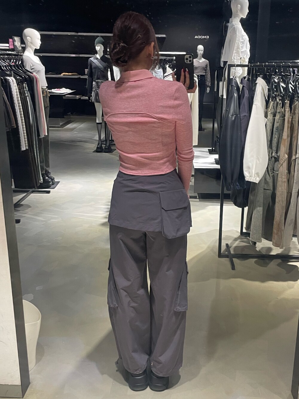 ピンク系のTシャツ/カットソー、グレー系のその他パンツ、シルバー系のスニーカーを着用したレディースの春コーディネートの3枚目の写真