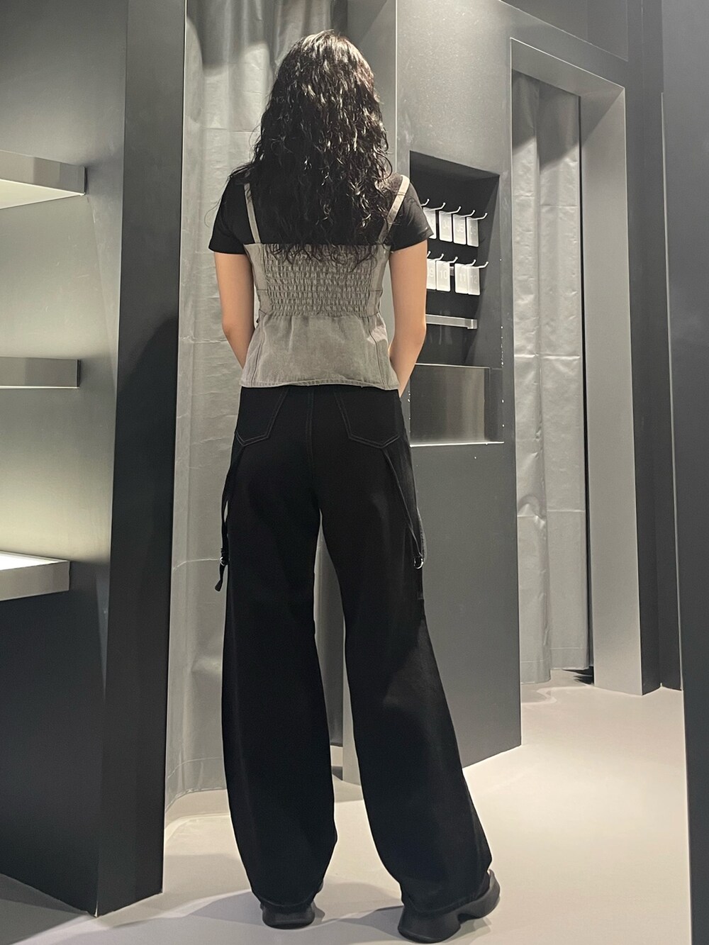 ブラック系のTシャツ/カットソー、グレー系のキャミソール、ブラック系のデニムパンツを着用したレディースの夏コーディネートの3枚目の写真