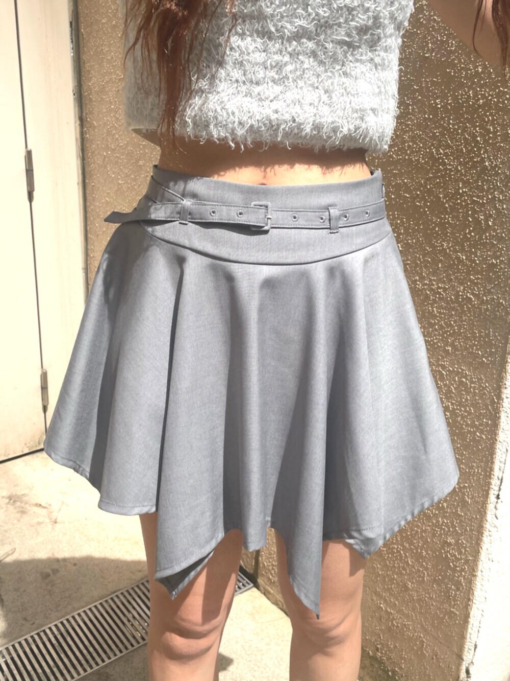 ブラック系のサンダル、グレー系のスカート、ブラック系のシャツ/ブラウスを着用したレディースの春コーディネートの7枚目の写真