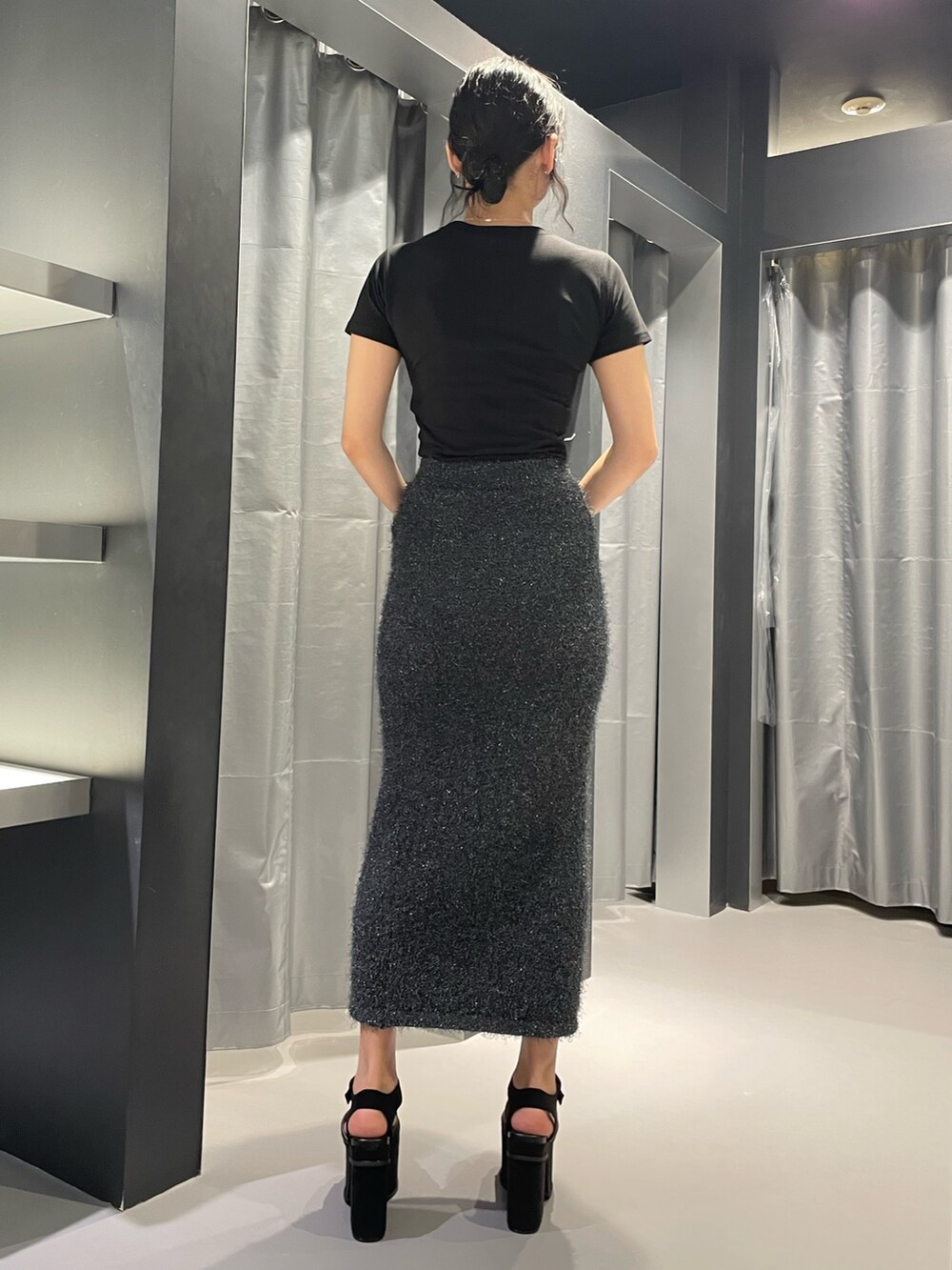 ブラック系のTシャツ/カットソー、グレー系のスカート、ブラック系のサンダルを着用したレディースの夏コーディネートの3枚目の写真