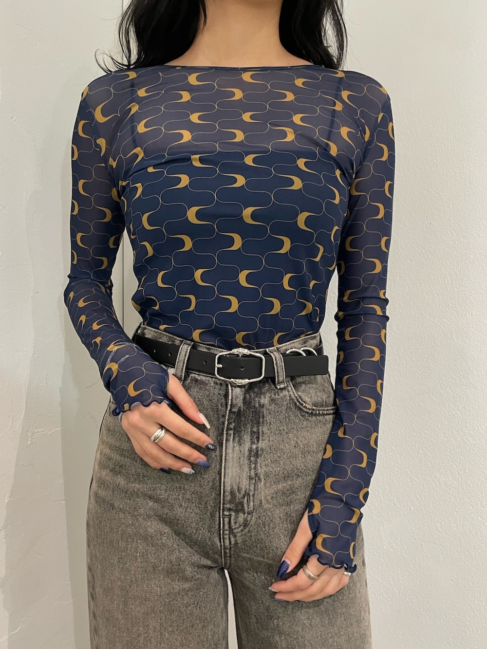 その他のTシャツ/カットソー、ブラック系のキャミソール、グレー系のデニムパンツを着用したレディースの春コーディネートの4枚目の写真