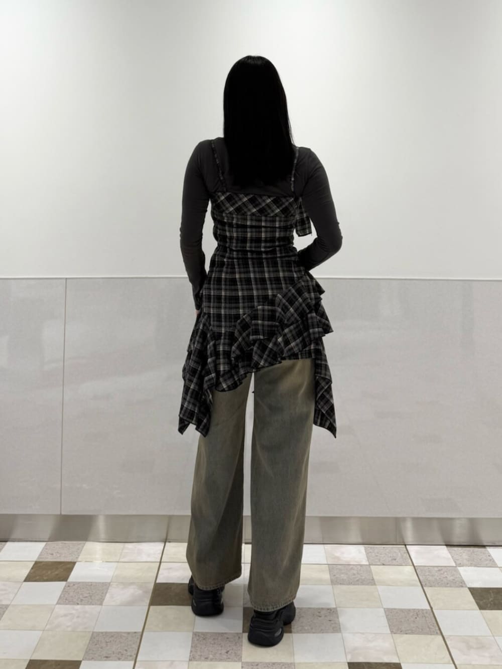 グレー系のTシャツ/カットソー、ブラック系のワンピース、ブラウン系のデニムパンツを着用したレディースの夏コーディネートの3枚目の写真
