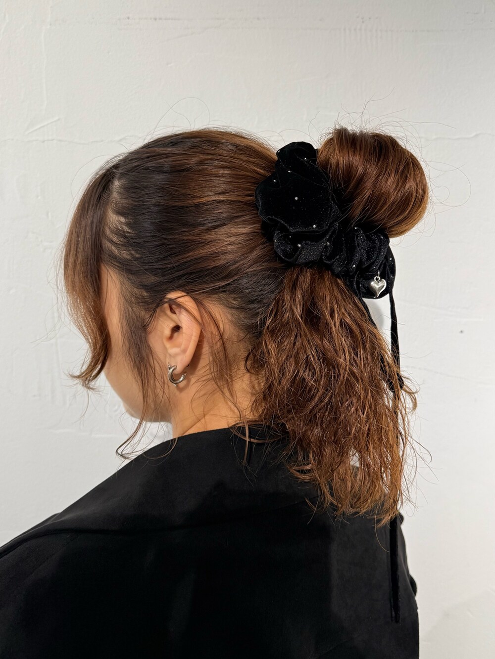 その他のニット/セーター、ブラック系のブルゾン、ブラック系のデニムパンツを着用したレディースの秋コーディネートの7枚目の写真