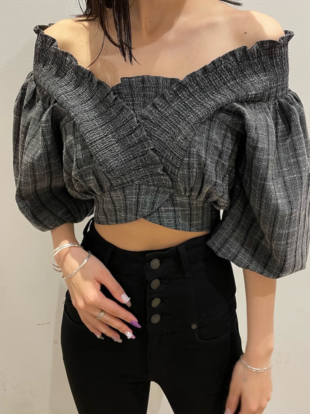 ブラック系のTシャツ/カットソー、ブラック系のデニムパンツ、ブラック系のサンダルを着用したレディースの夏コーディネートの2枚目の写真