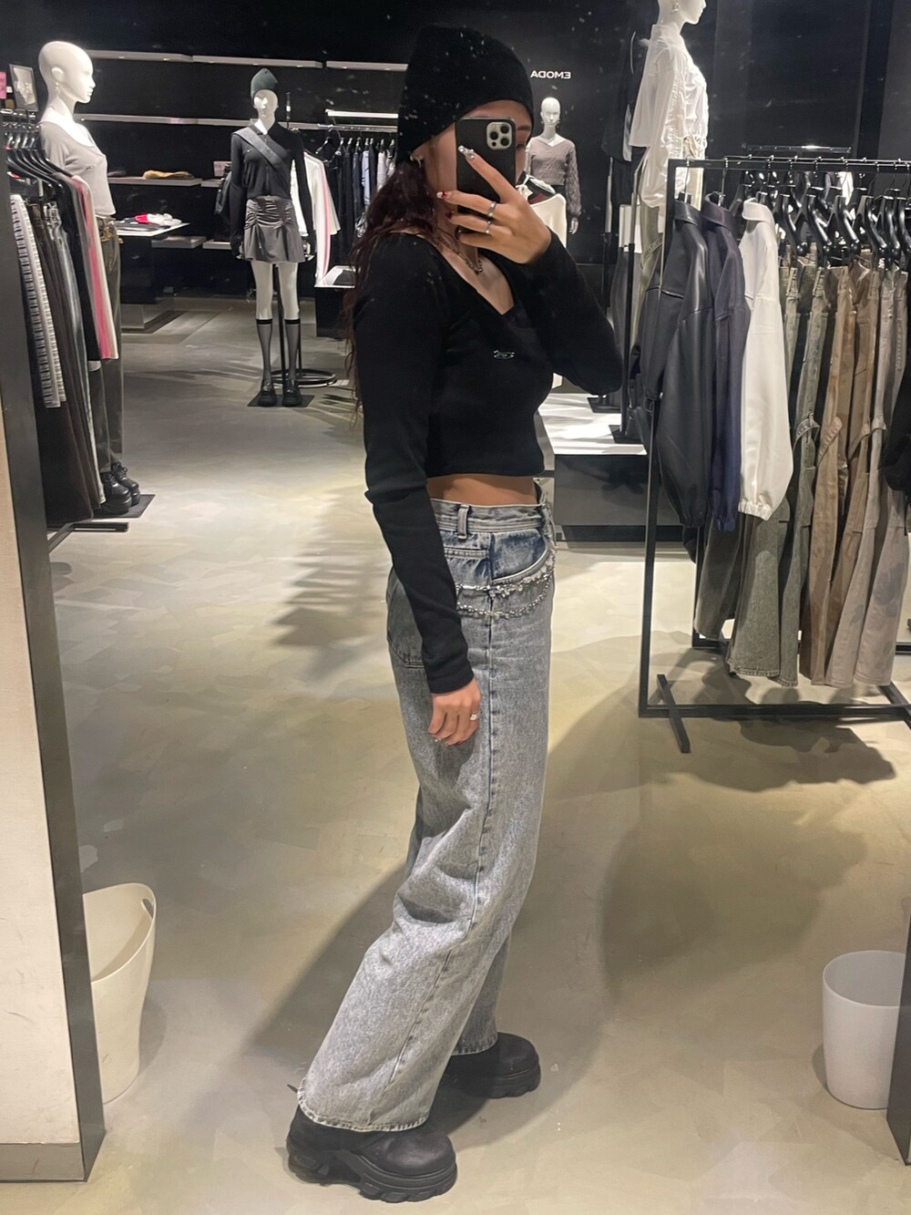 ブラック系のTシャツ/カットソー、ブルー系のデニムパンツ、ブラック系のブーツを着用したレディースの春コーディネートの2枚目の写真