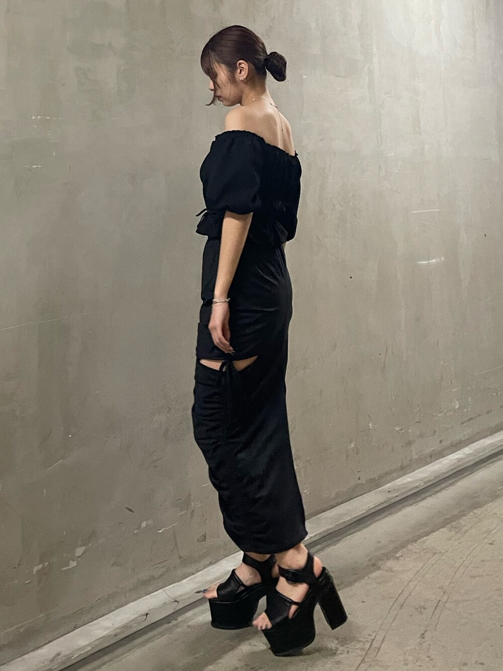 ブラック系のTシャツ/カットソー、ブラック系のスカート、ブラック系のサンダルを着用したレディースの春コーディネートの2枚目の写真