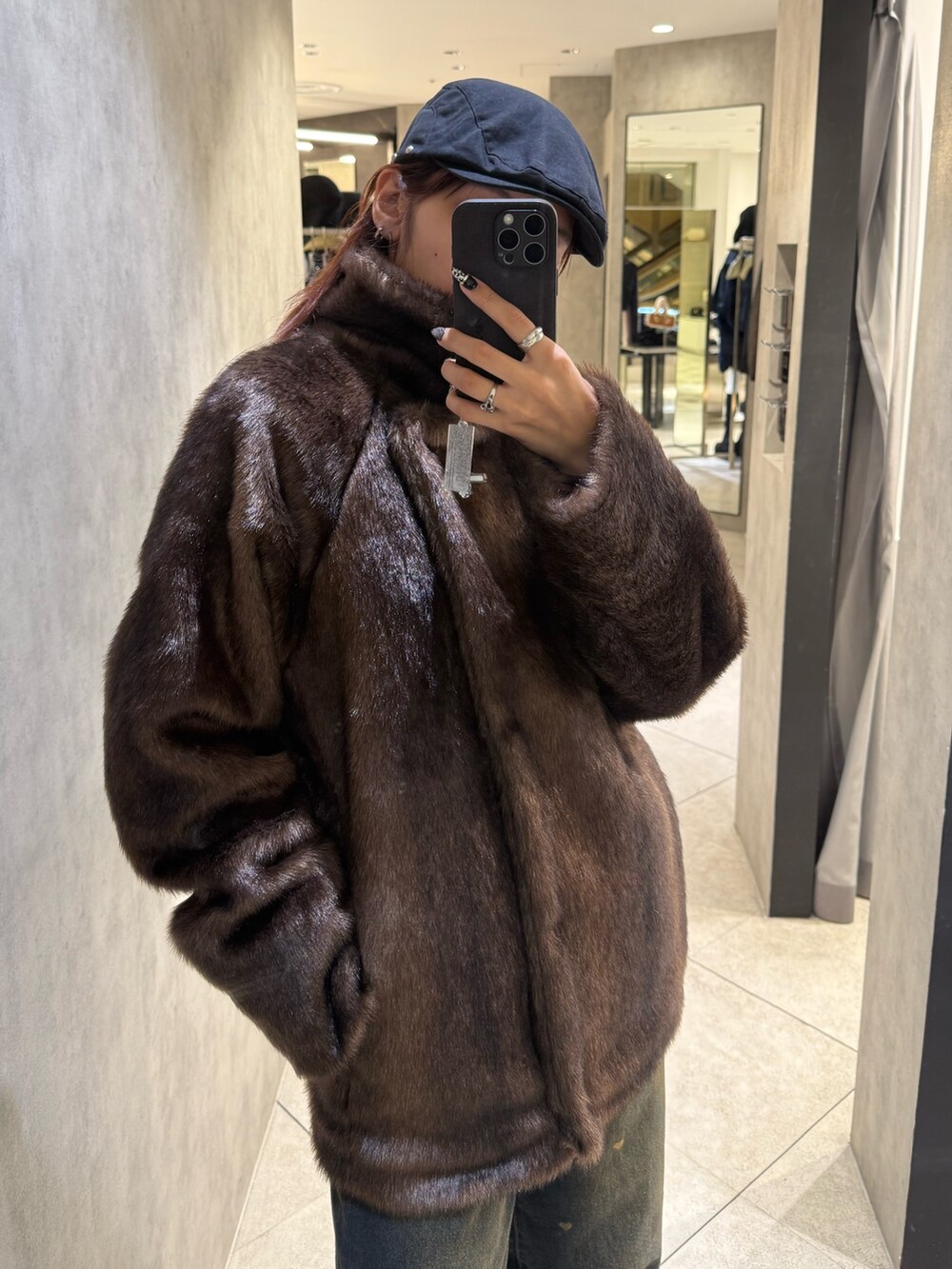 ブラウン系のその他アウター、ブルー系のデニムパンツ、ブラック系のブーツを着用したレディースの秋コーディネートの4枚目の写真