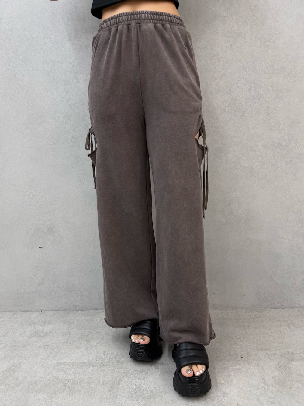 ホワイト系のTシャツ/カットソー、ブラウン系のスウェットパンツ、ブラック系のハンドバッグを着用したレディースの夏コーディネートの7枚目の写真