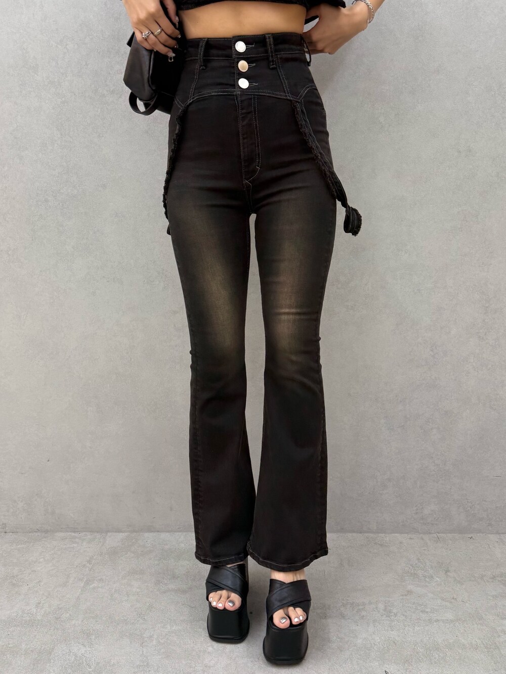 ブラウン系のワンピース、ブラック系のデニムパンツ、ブラック系のサンダルを着用したレディースの夏コーディネートの7枚目の写真