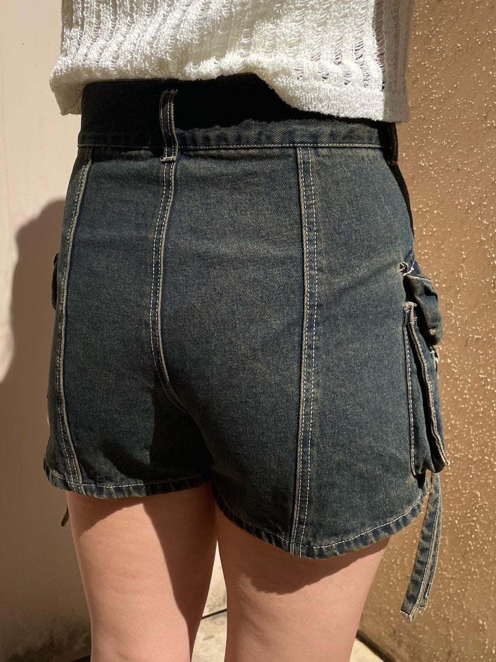 ホワイト系のニット/セーター、ブルー系のその他パンツ、ホワイト系のハンドバッグを着用したレディースの春コーディネートの8枚目の写真