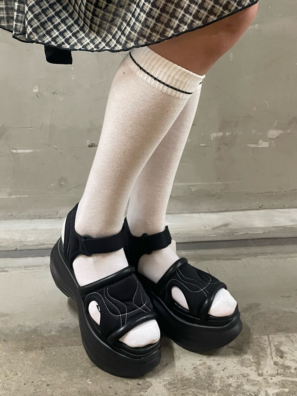 ブラック系のTシャツ/カットソー、その他のスカート、ブラック系のサンダルを着用したレディースの春コーディネートの10枚目の写真