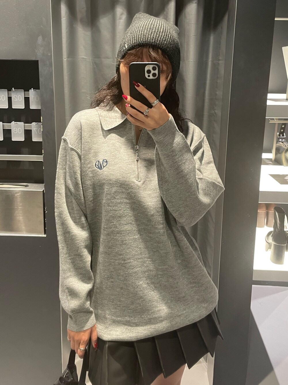 「EMODA、モノトーンコーデ、モノトーン、シンプルコーデ、高身長コーデ、骨格ストレート、ワンピース、ミニワンピ、ハーフジップ、ビーニー、プリーツスカート、レザースカート、ロングブーツ、厚底ブーツ、ハンドバッグ」｜「EMODAのボックスEマークビーニー（ニットキャップ/ビーニー、ブラック系）」を使った、菅谷レイナさん（レディース・168cm）の秋コーディネートの4枚目の写真