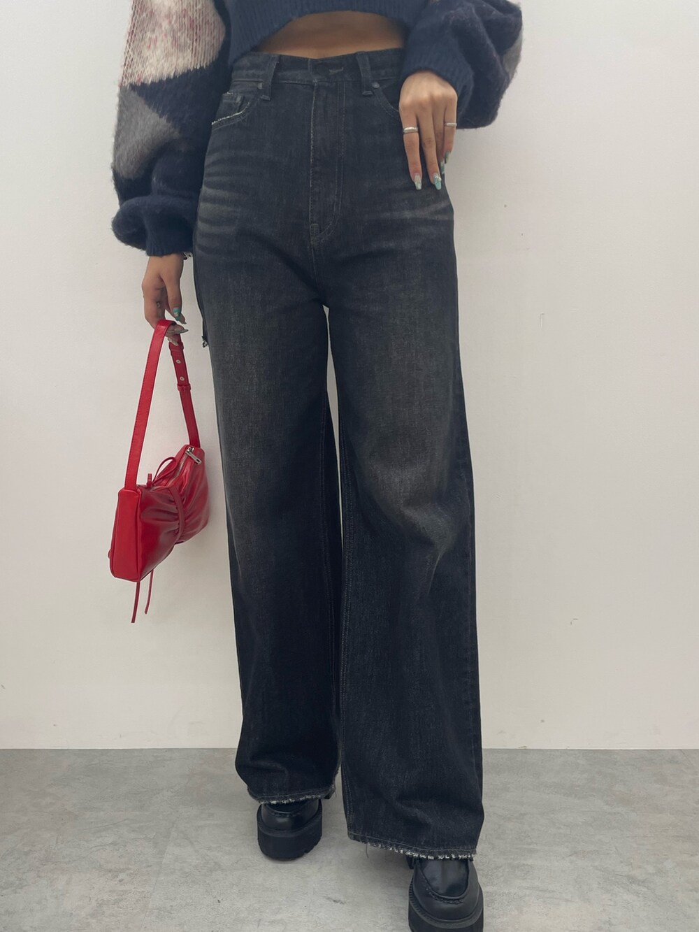 その他のTシャツ/カットソー、ブラック系のデニムパンツ、シルバー系のハンドバッグを着用したレディースの夏コーディネートの8枚目の写真