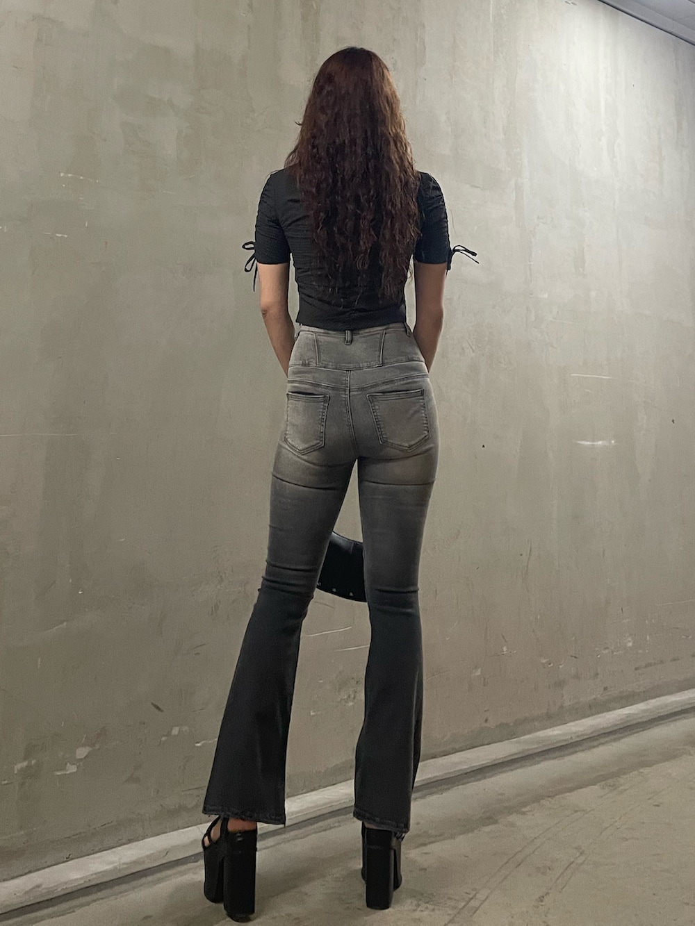 ブラック系のシャツ/ブラウス、ブラック系のデニムパンツ、ブラック系のハンドバッグを着用したレディースの春コーディネートの3枚目の写真