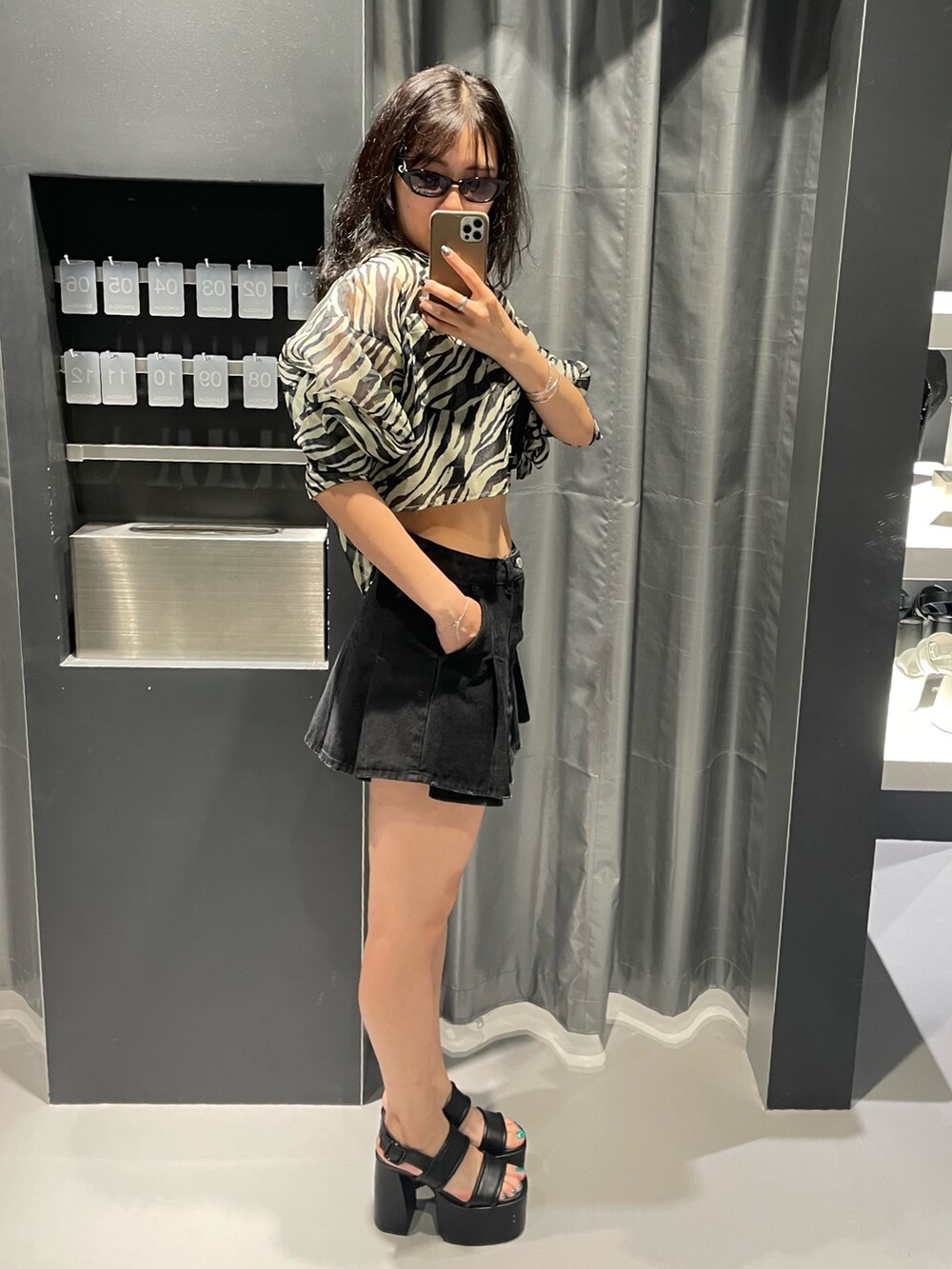 その他のシャツ/ブラウス、ブラック系のタンクトップ、ブラック系のデニムスカートを着用したレディースの夏コーディネートの2枚目の写真