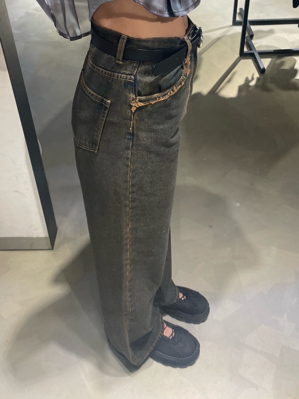 その他のニット/セーター、ブルー系のデニムパンツ、ホワイト系のハンドバッグを着用したレディースの春コーディネートの7枚目の写真