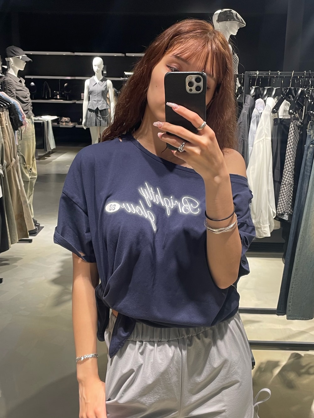 ブルー系のTシャツ/カットソー、グレー系のスカート、ブラック系のサンダルを着用したレディースの春コーディネートの4枚目の写真