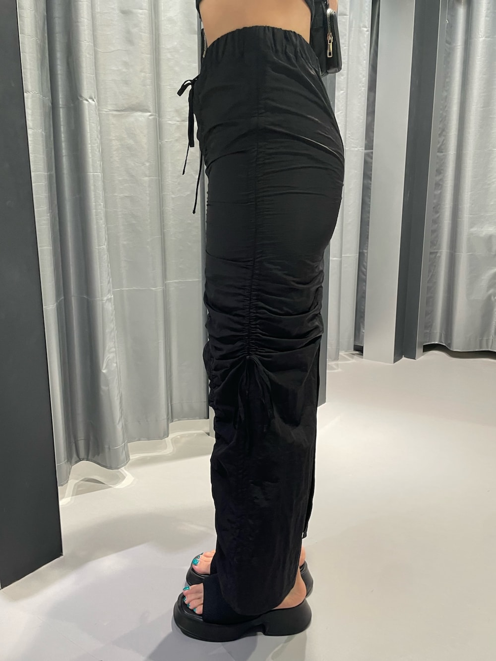 ブラック系のTシャツ/カットソー、ブラック系のスカート、ブラック系のサンダルを着用したレディースの夏コーディネートの8枚目の写真