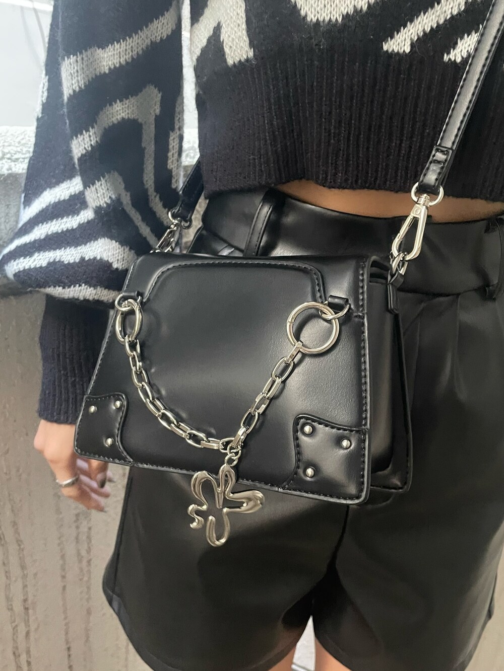 ブラック系のニット/セーター、ブラック系のその他パンツ、ブラック系のブーツを着用したレディースの冬コーディネートの8枚目の写真