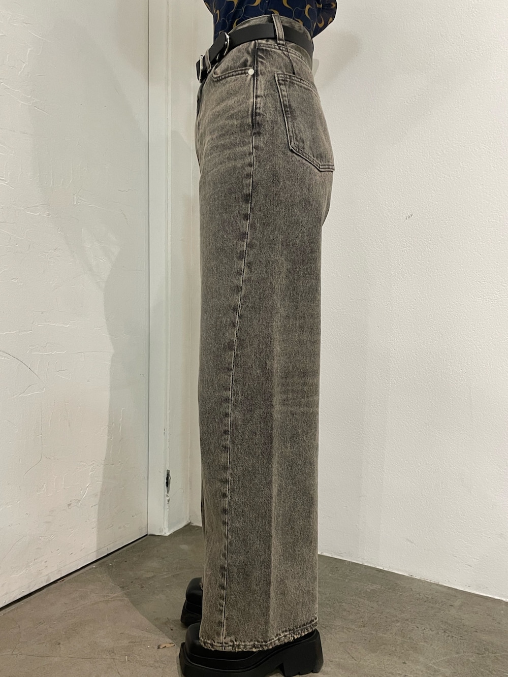 その他のTシャツ/カットソー、ブラック系のキャミソール、グレー系のデニムパンツを着用したレディースの春コーディネートの7枚目の写真